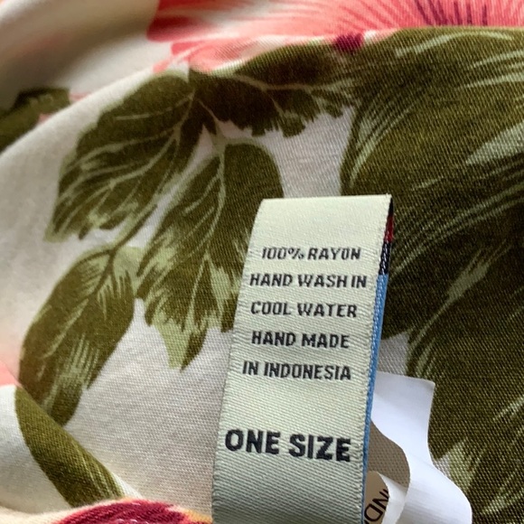 Hawaiian print and designed coverup - Picture 7 of 7